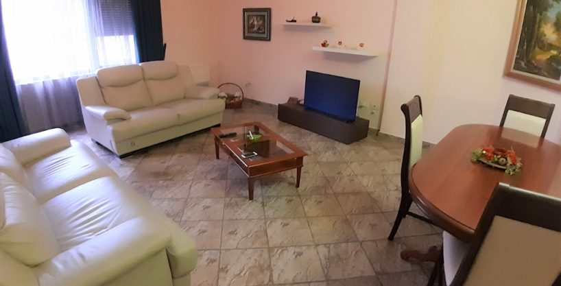 Appartamento in affitto con tre camere da letto in via Barrikada vicino alla palestra Sami Frasheri di Tirana (ID 4231119)