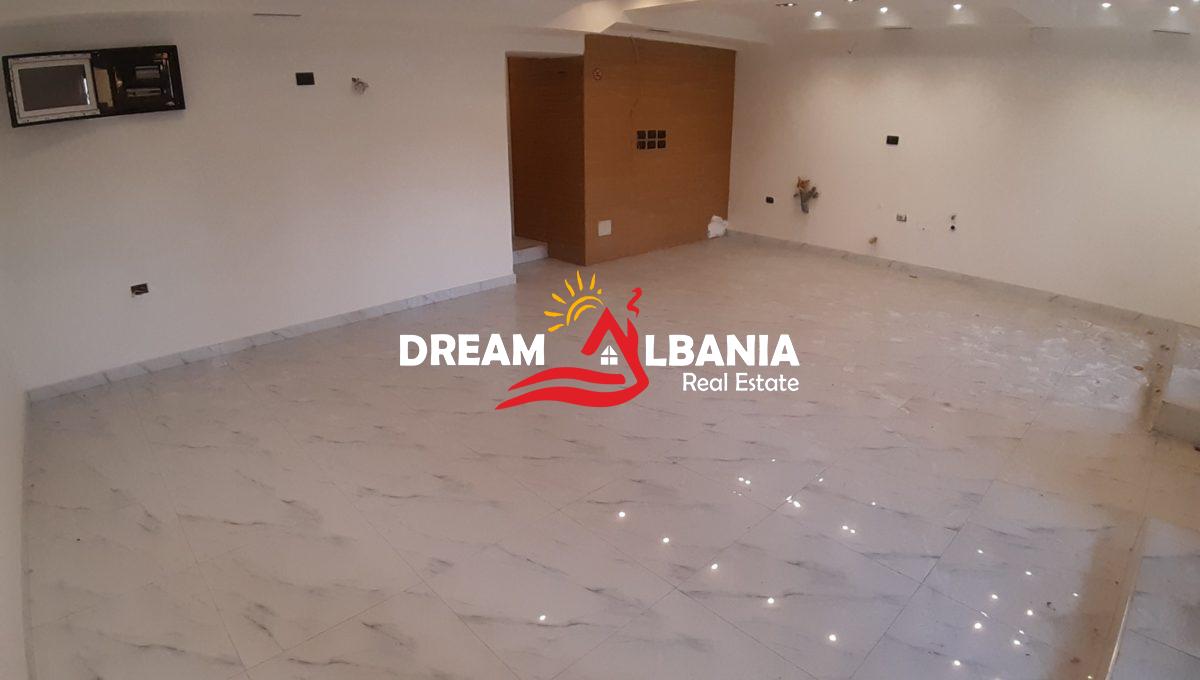 Dyqan ne shitje ne Tirane (1)