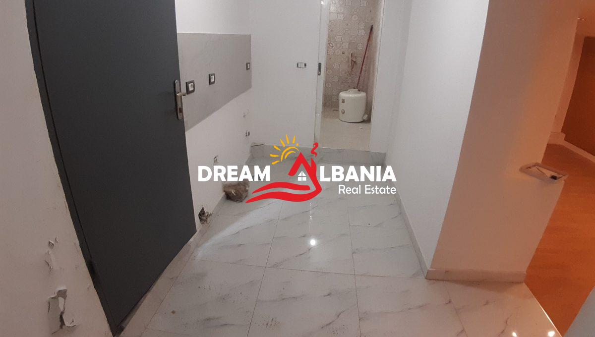 Dyqan ne shitje ne Tirane (5)