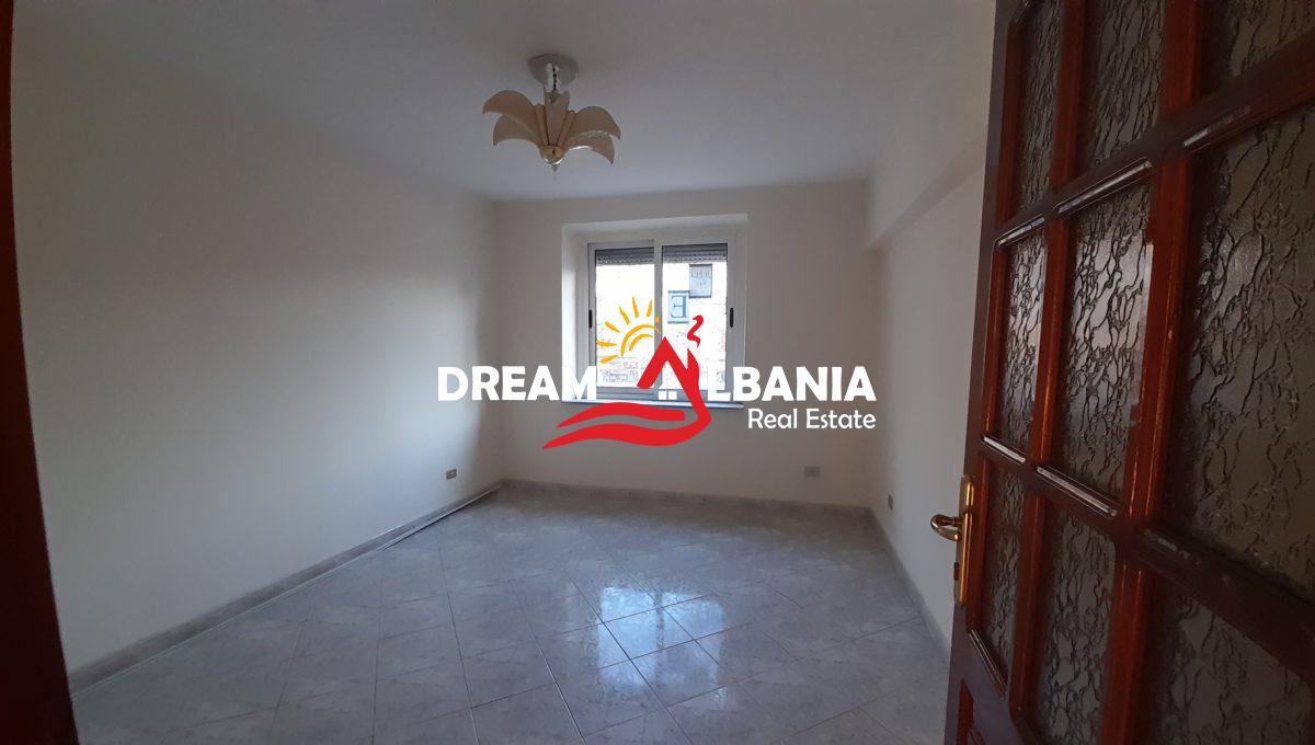 Ambjent me qera per klinike zyra ne zonen e 21 Dhjetorit ne rrugen e Kavajes (ID 4271553) (5)