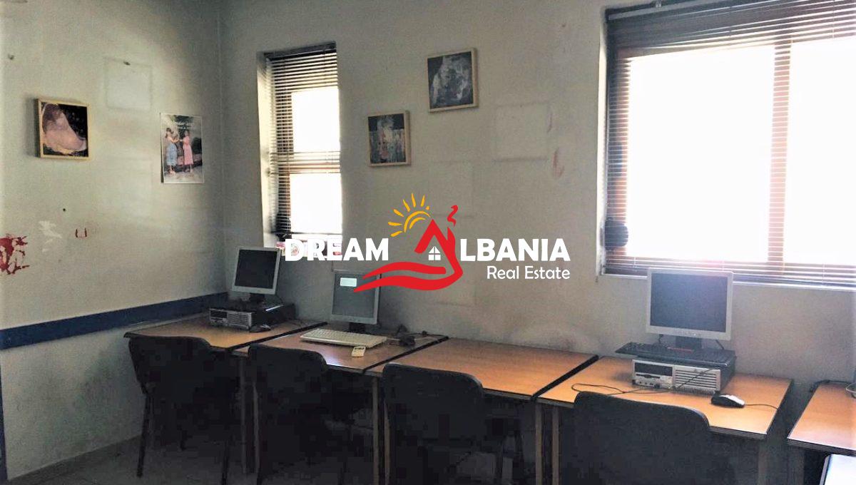 Shitet Dyqan Rruga Fortuzi prane Ministrise se Drejtesise ne Tirane (ID 4171274)