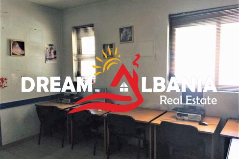 Shitet Dyqan Rruga Fortuzi prane Ministrise se Drejtesise ne Tirane (ID 4171274)