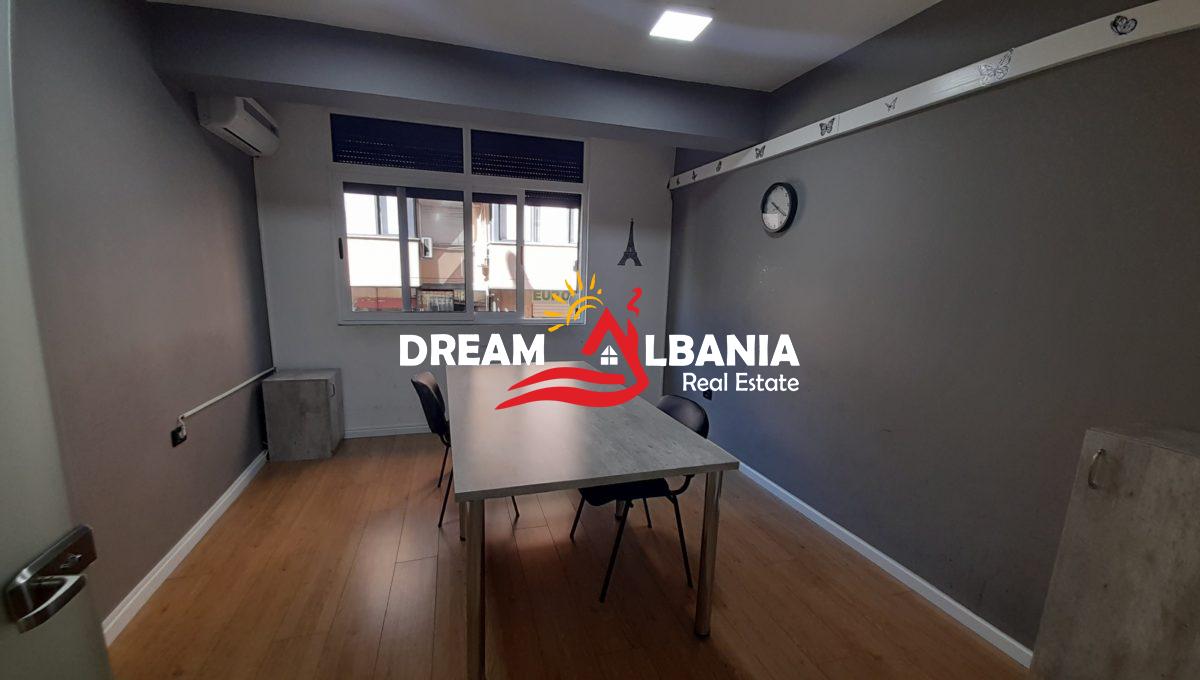 Ambjent biznesi me qera ne zonen e Myslym Shyrit prane pasticeri Someg (ID 4261617) (12)