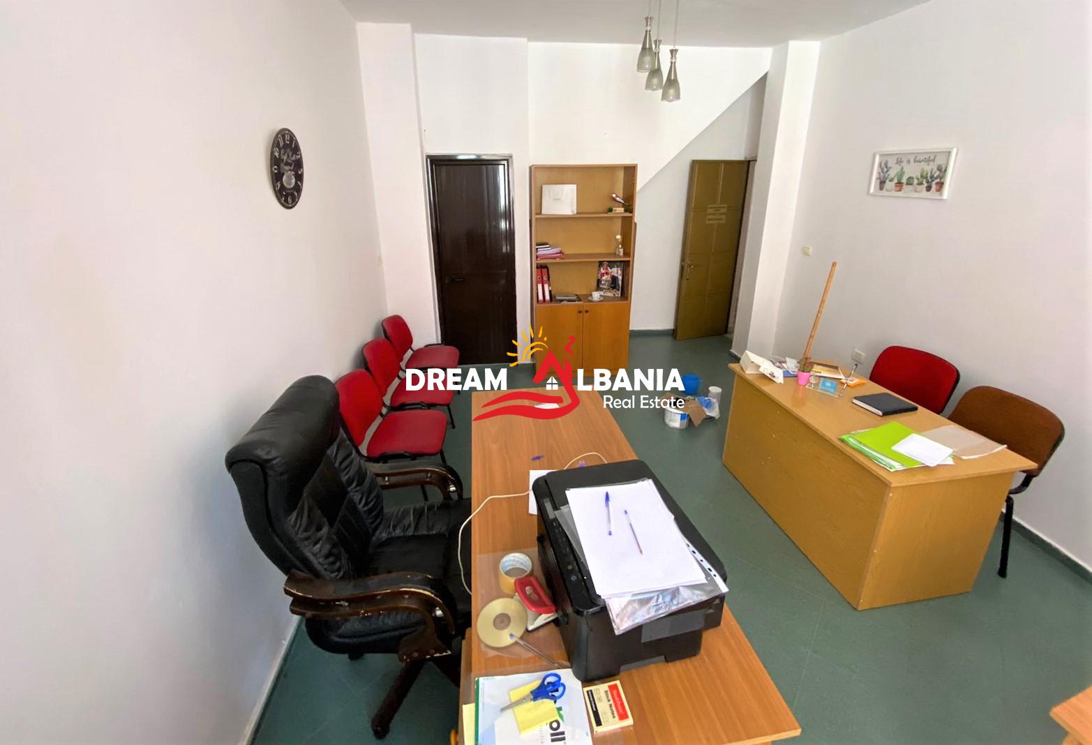 Zyre me qera ne Qender prane Parlamentit ne Tirane (ID 4261638)