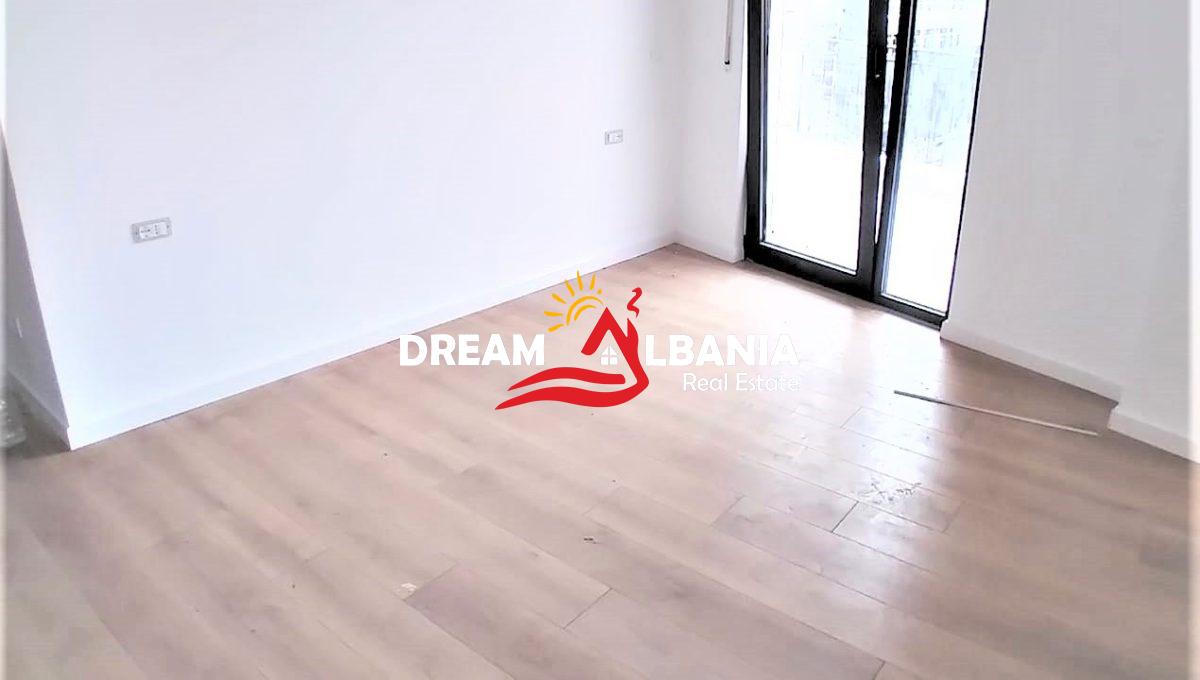 Zyre me qera ne zonen e Bulevardit Zogu i Pare prane Ministrise se Drejtesise ne Tirane (ID 4261624 )