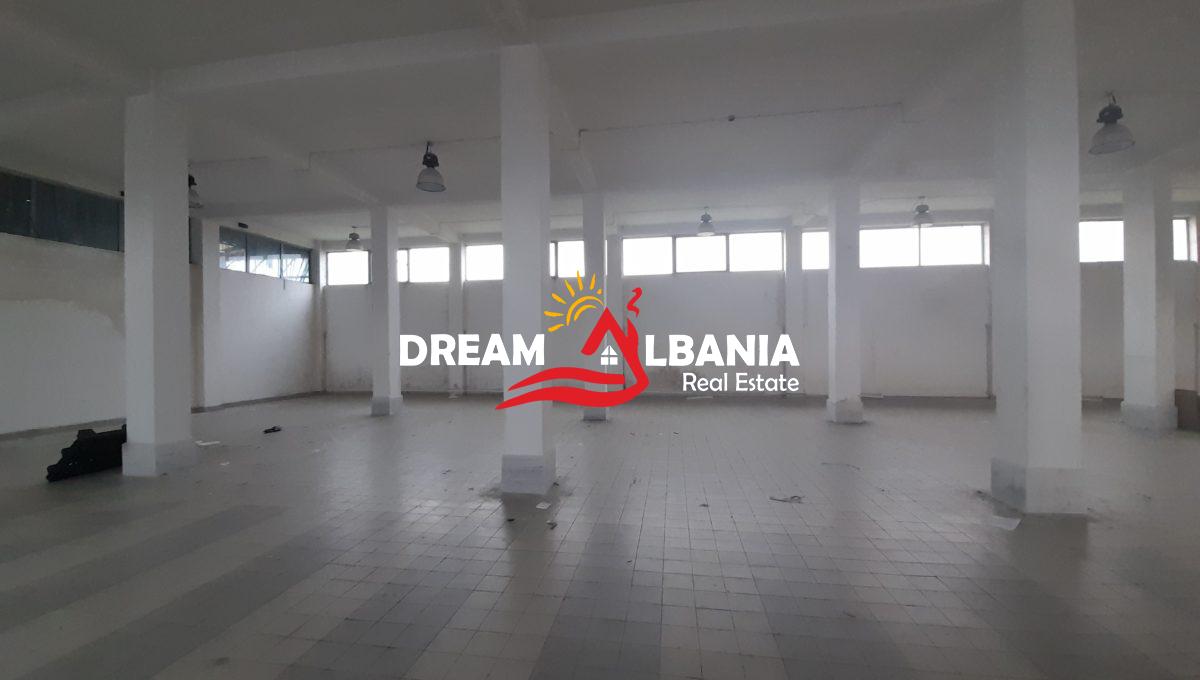 Ambient Biznesi me qera ne autostraden Tirane-Durres ne afersi te mbikalimit te Kasharit ne Tirane (ID 4281128)