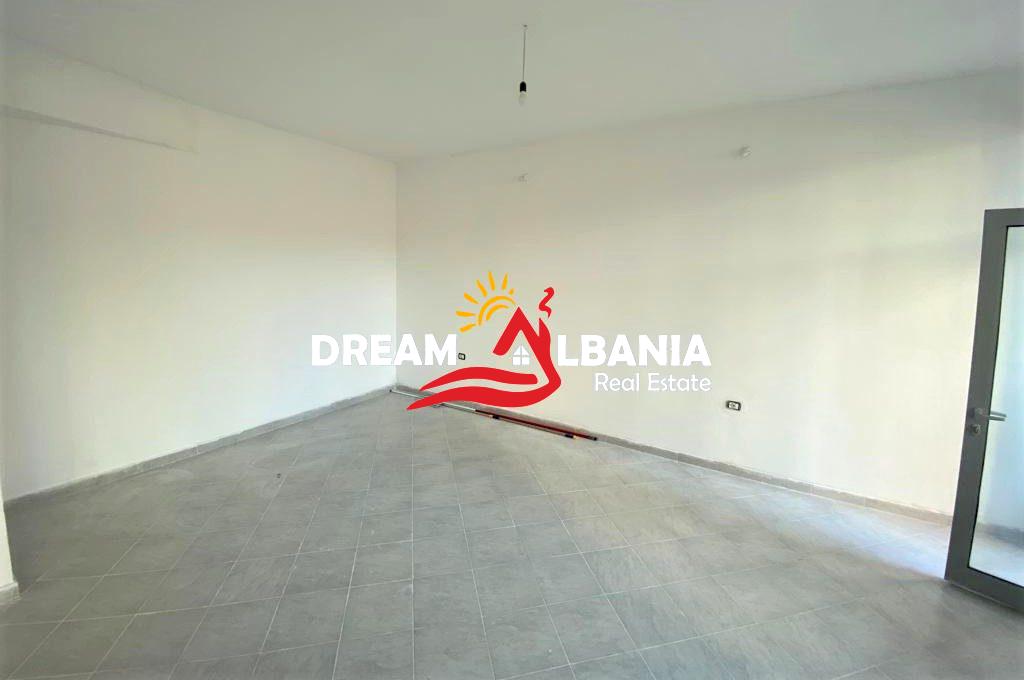 Dyqan ne shitje ne zonen e Brrylit (2)