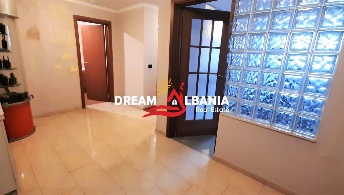 Dyqane ne shitje ne Tirane (11)