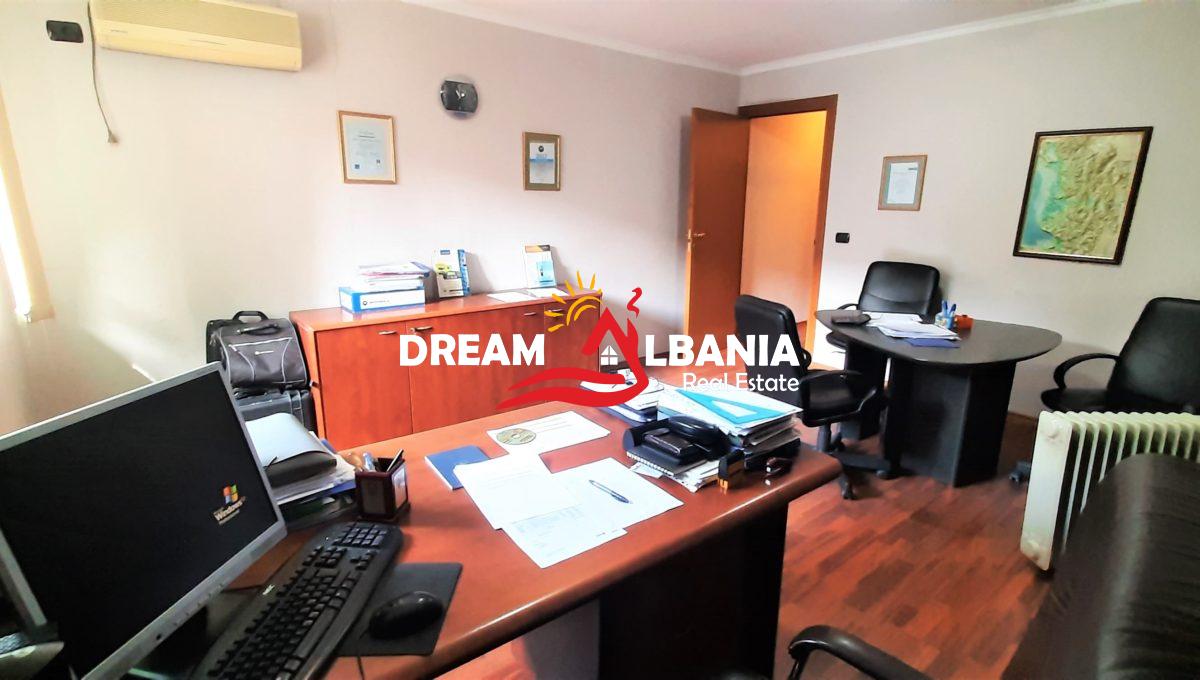 Dyqane ne shitje ne Tirane (8)