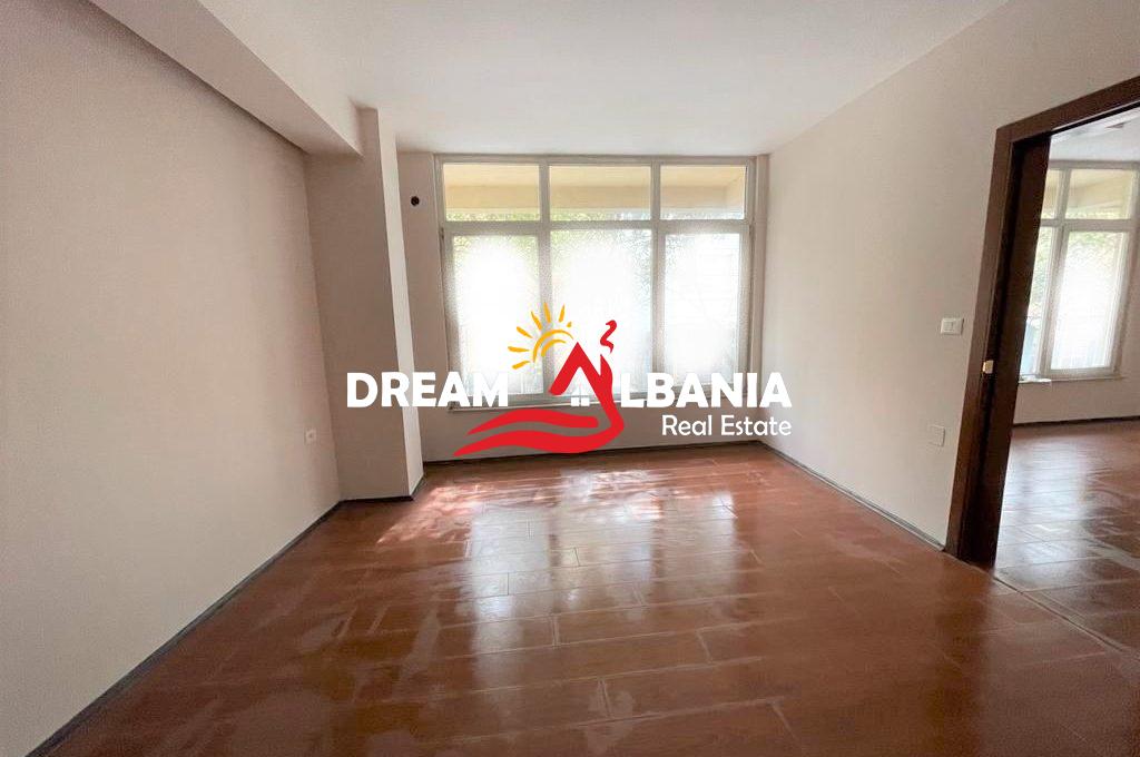 Jepet me qera Ambient Biznesi ne rrugen e Durrsit prane Komisariatit Nr.3 ne Tirane (ID 4261759)