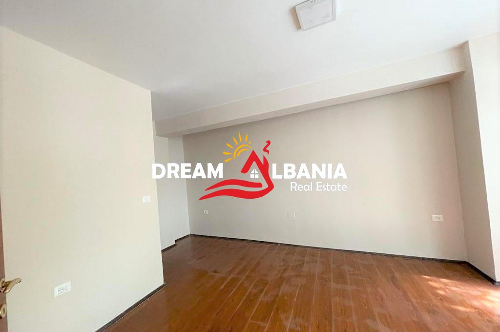 Jepet me qera Ambient Biznesi ne rrugen e Durrsit prane Komisariatit Nr.3 ne Tirane (ID 4261759)