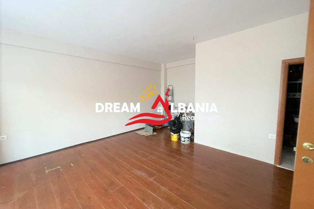 Jepet me qera Ambient Biznesi ne rrugen e Durrsit prane Komisariatit Nr.3 ne Tirane (ID 4261759)