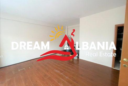 Jepet me qera Ambient Biznesi ne rrugen e Durrsit prane Komisariatit Nr.3 ne Tirane (ID 4261759)