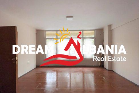 Jepet me qera Ambient Biznesi ne rrugen e Durrsit prane Komisariatit Nr.3 ne Tirane (ID 4261759)