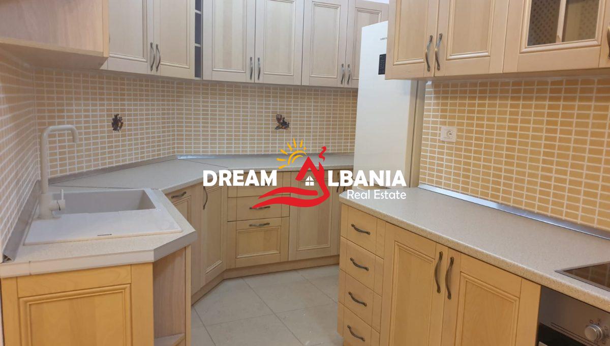 Jepet me qera super apartament 3+1 prane liqenit te thate! (ID 4231275)