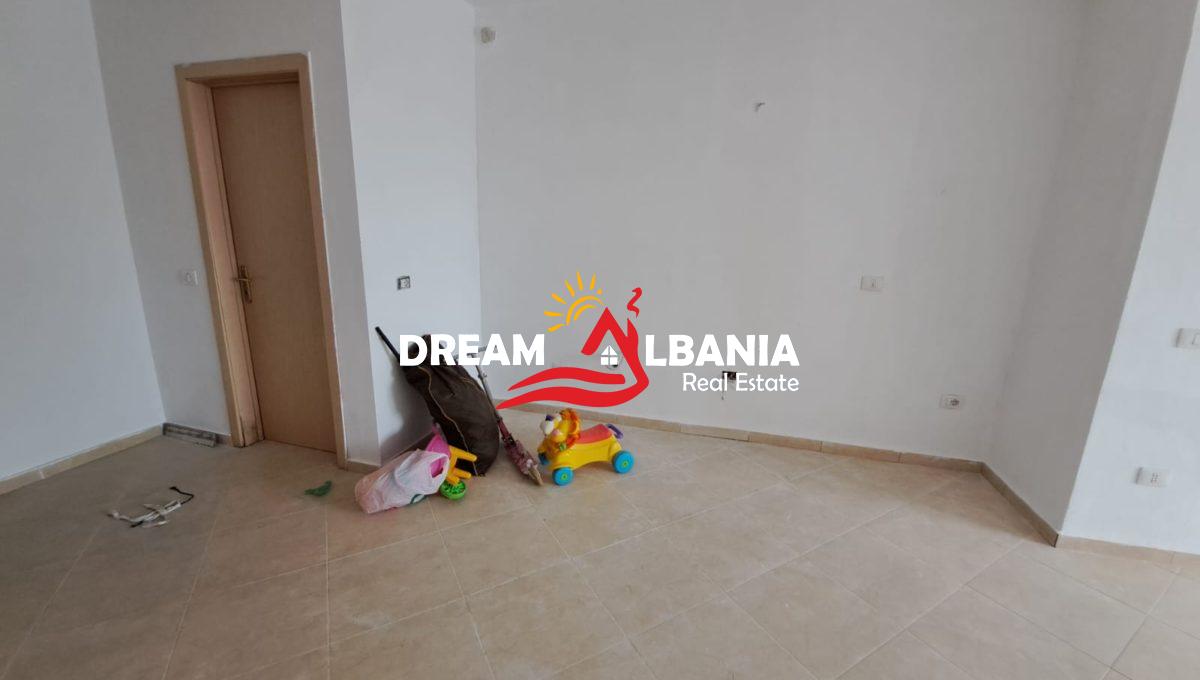 Zyra me qera ne Tirane (1)