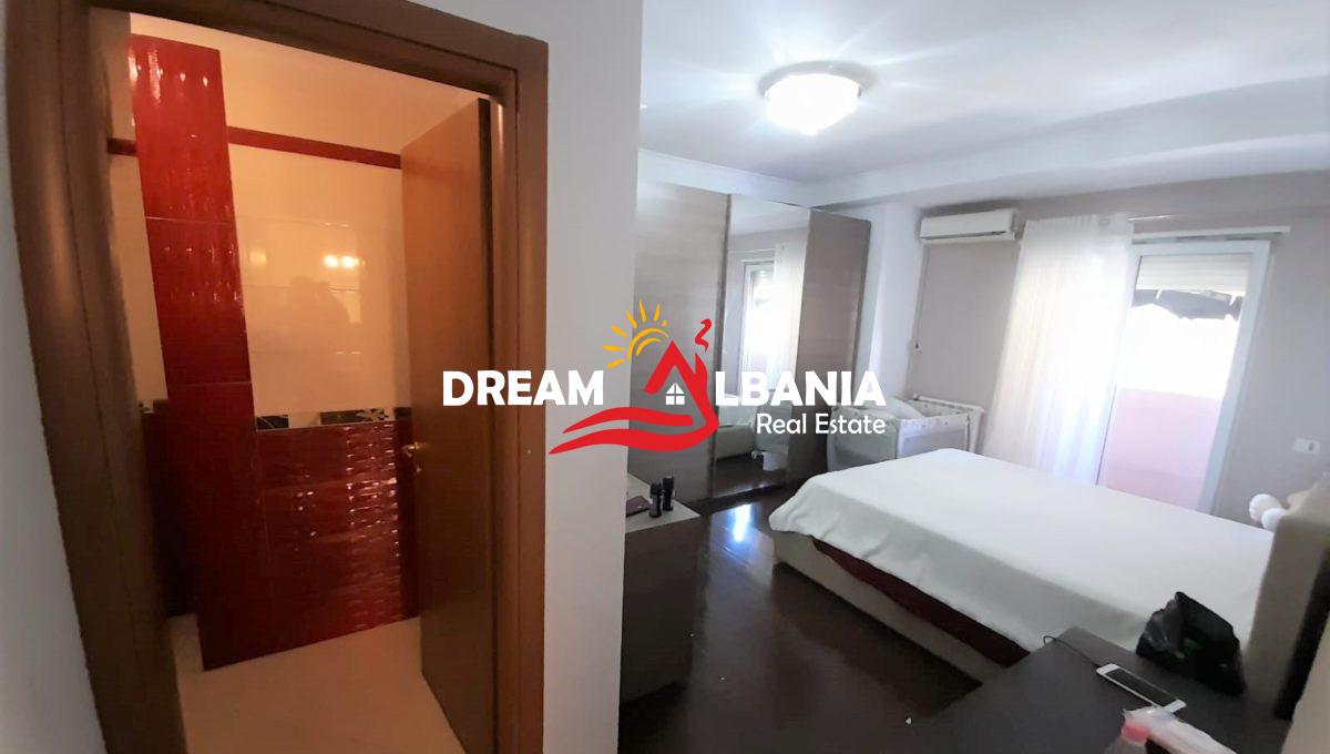 Jepet me qera apartament 2+1 tek Zogu i Zi (2)