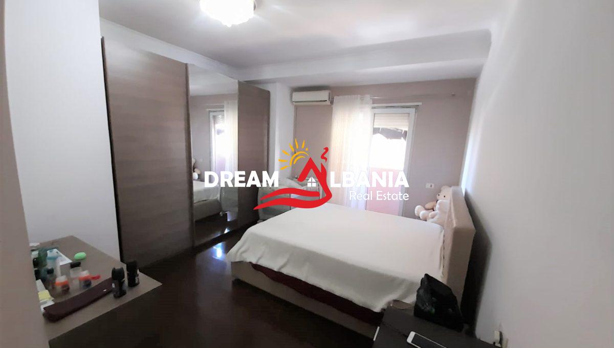Jepet me qera apartament 2+1 tek Zogu i Zi (9)