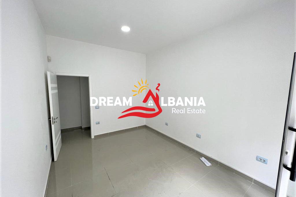 Dyqan ne shitje ne Tirane (1)
