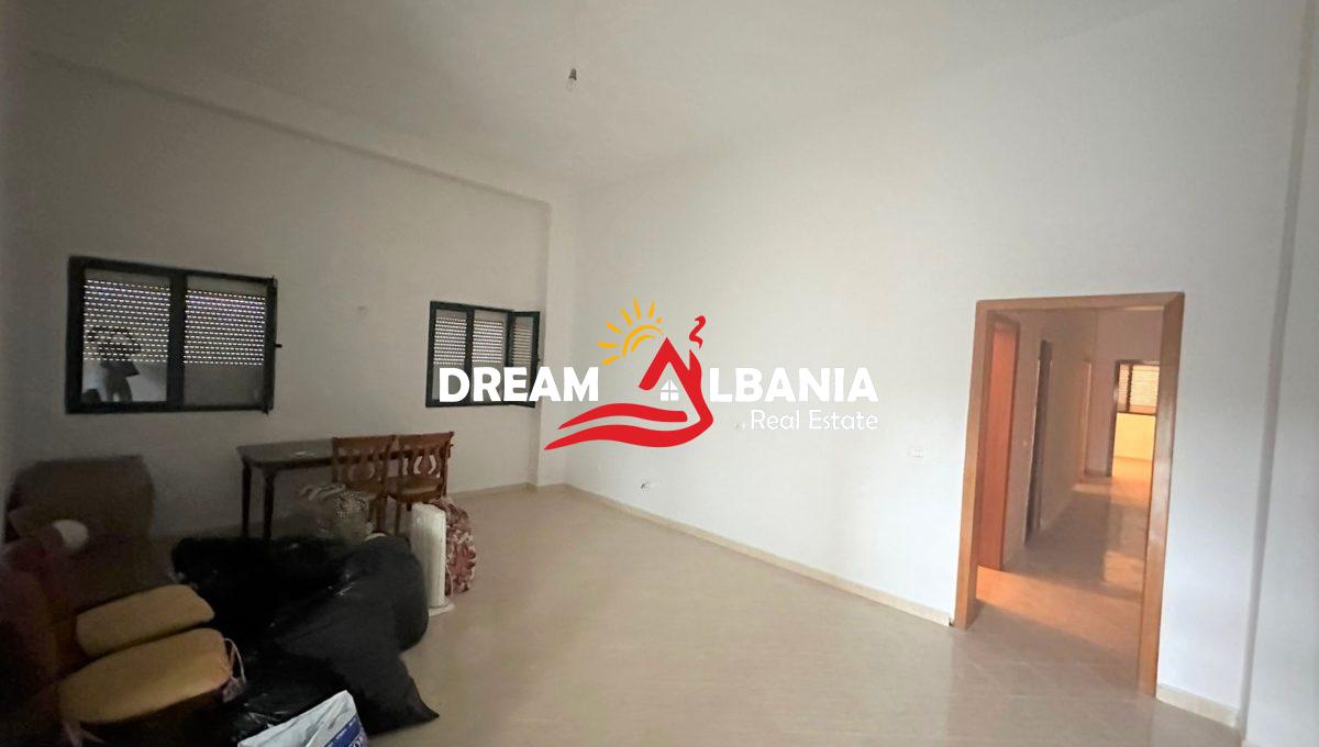 Magazine me qera ne Autostraden TR-DR prane City Park ne Tirane (ID 4281071) (2)