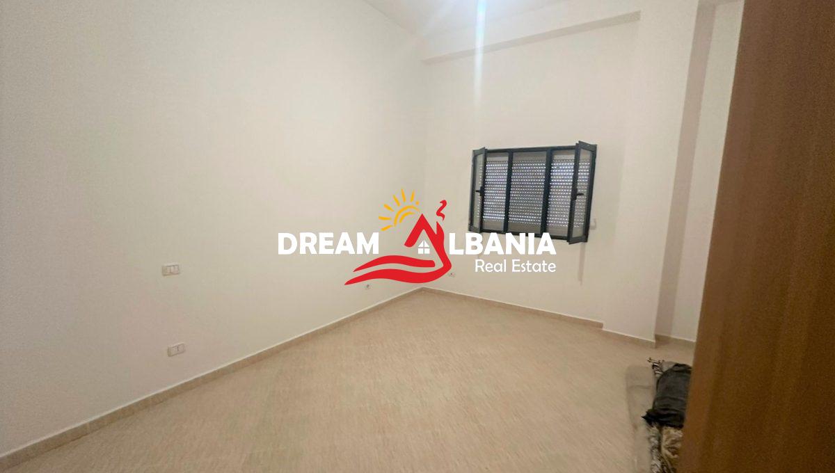 Magazine me qera ne Autostraden TR-DR prane City Park ne Tirane (ID 4281071) (5)