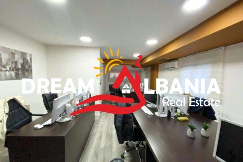 Jepet me qera ambient per zyra ne zonen e Bllokut, prane Petro Nini (ID 4261964) (1)
