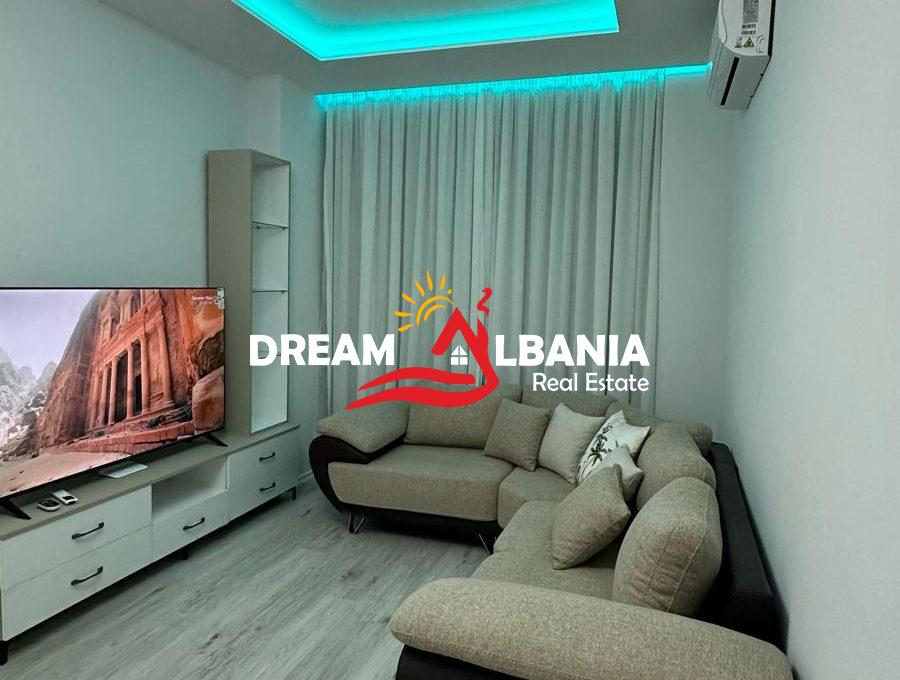 Jepet me qera apartament 1+1 ne rrugen 4 deshmoret prane gjimnazit Partizani (ID 42111025) (1)