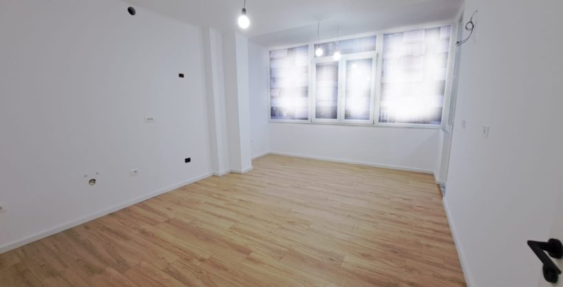 2 appartamenti 1+1 in vendita al 21 Djetori, dietro Piazza 21 a Tirana (ID 4111745)