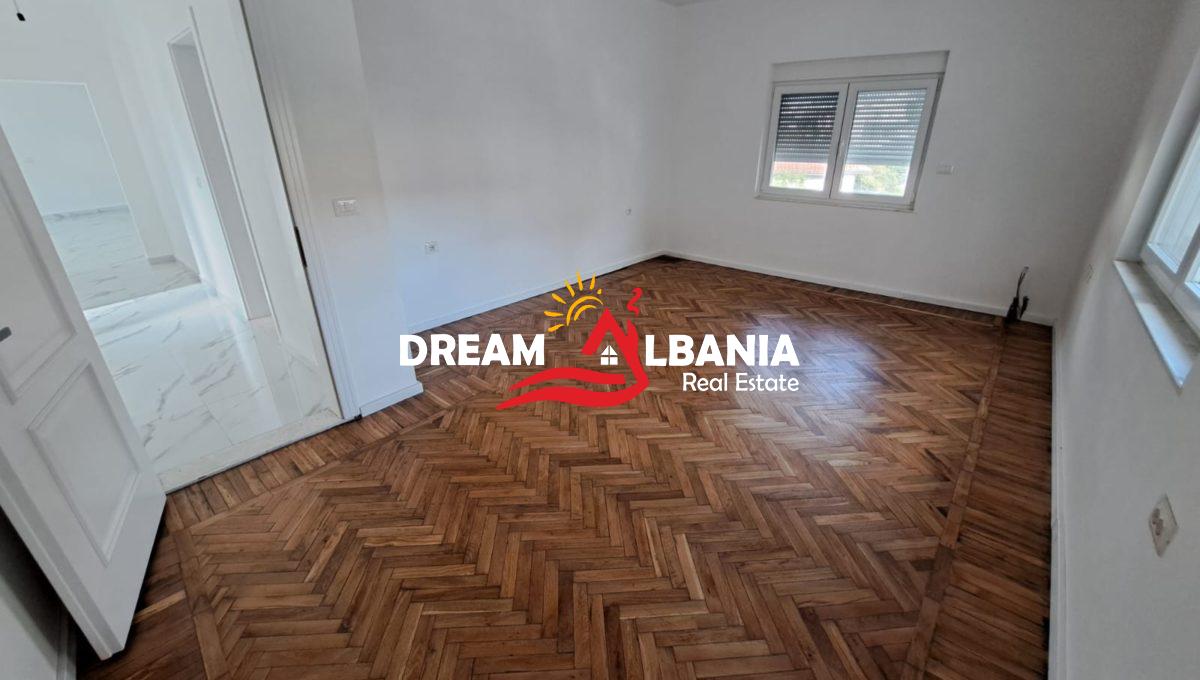 Zyra me qera ne Tirane (1)