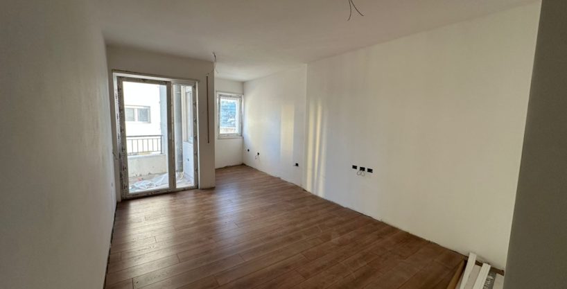 2+1 apartment and garage for sale in the center of Tirana near Kafe Flora (ID 41211759)