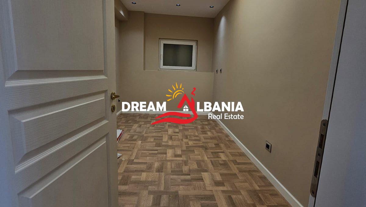 Jepet me qera ambient biznesi 3+1+post parkimi i perfshire ne Bllok prane Coin (ID 4231453) (10)