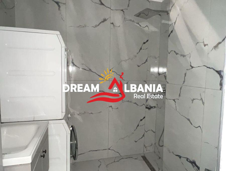 Jepet me qera apartament 1+1 ne rrugen e Barrikadave prane Gjimnazit Sami Frasheri (42111512)