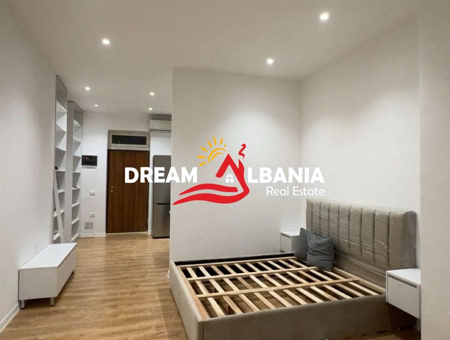 Jepet me qera apartament 1+1 ne rrugen e Barrikadave prane Gjimnazit Sami Frasheri (42111515)