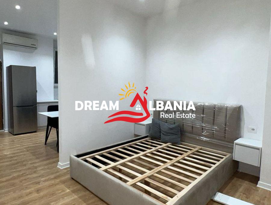 Jepet me qera apartament 1+1 ne rrugen e Barrikadave prane Gjimnazit Sami Frasheri (42111516)