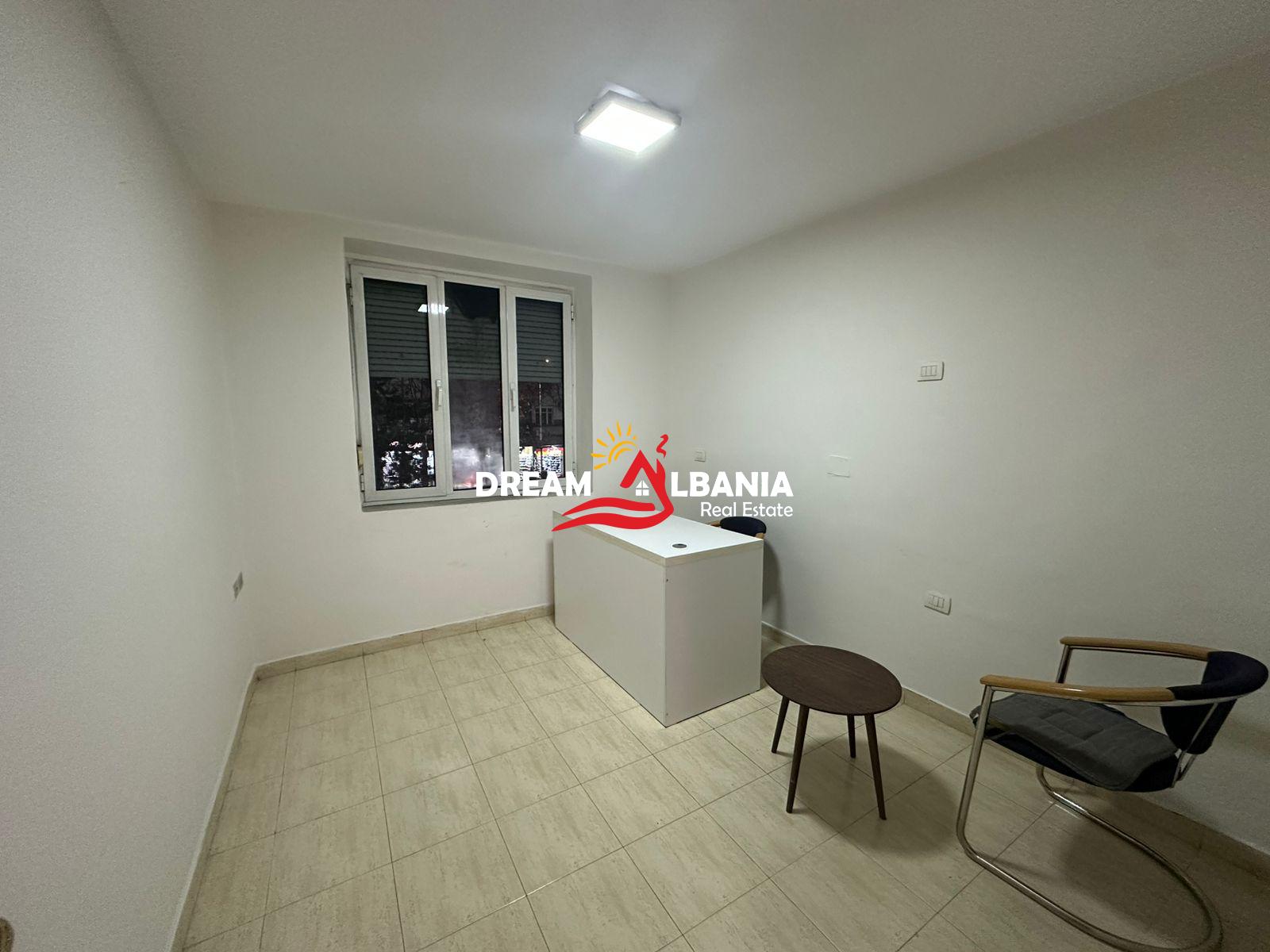 Jepet Zyre ( Apartament 2+1 ) me qera ne Rrugen E Kavajes prane Tirana Garden Building ( ID 42611409 )