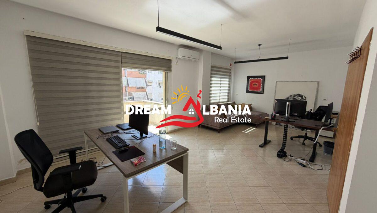 Jepet me qera zyre e mobiluar tek Komuna e Parisit, prane Kristal Center (ID 42611531) (1)