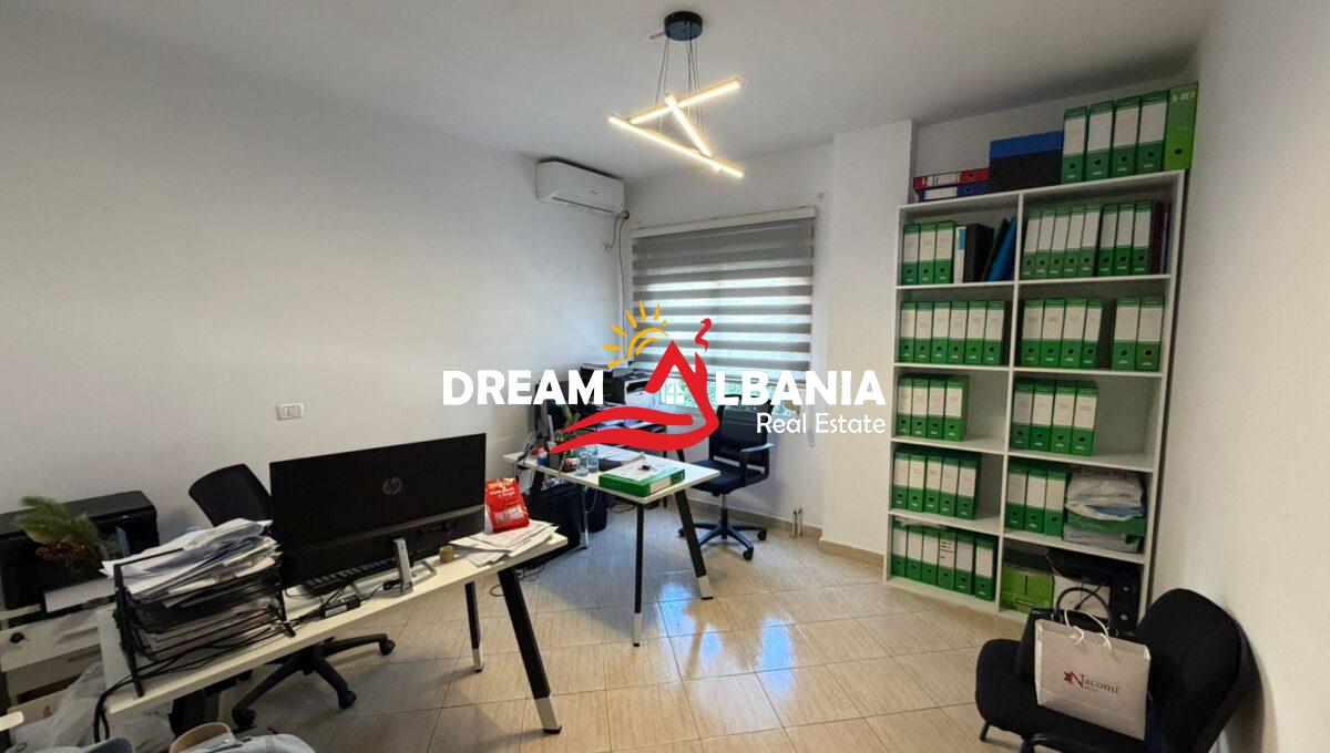 Jepet me qera zyre e mobiluar tek Komuna e Parisit, prane Kristal Center (ID 42611531) (12)