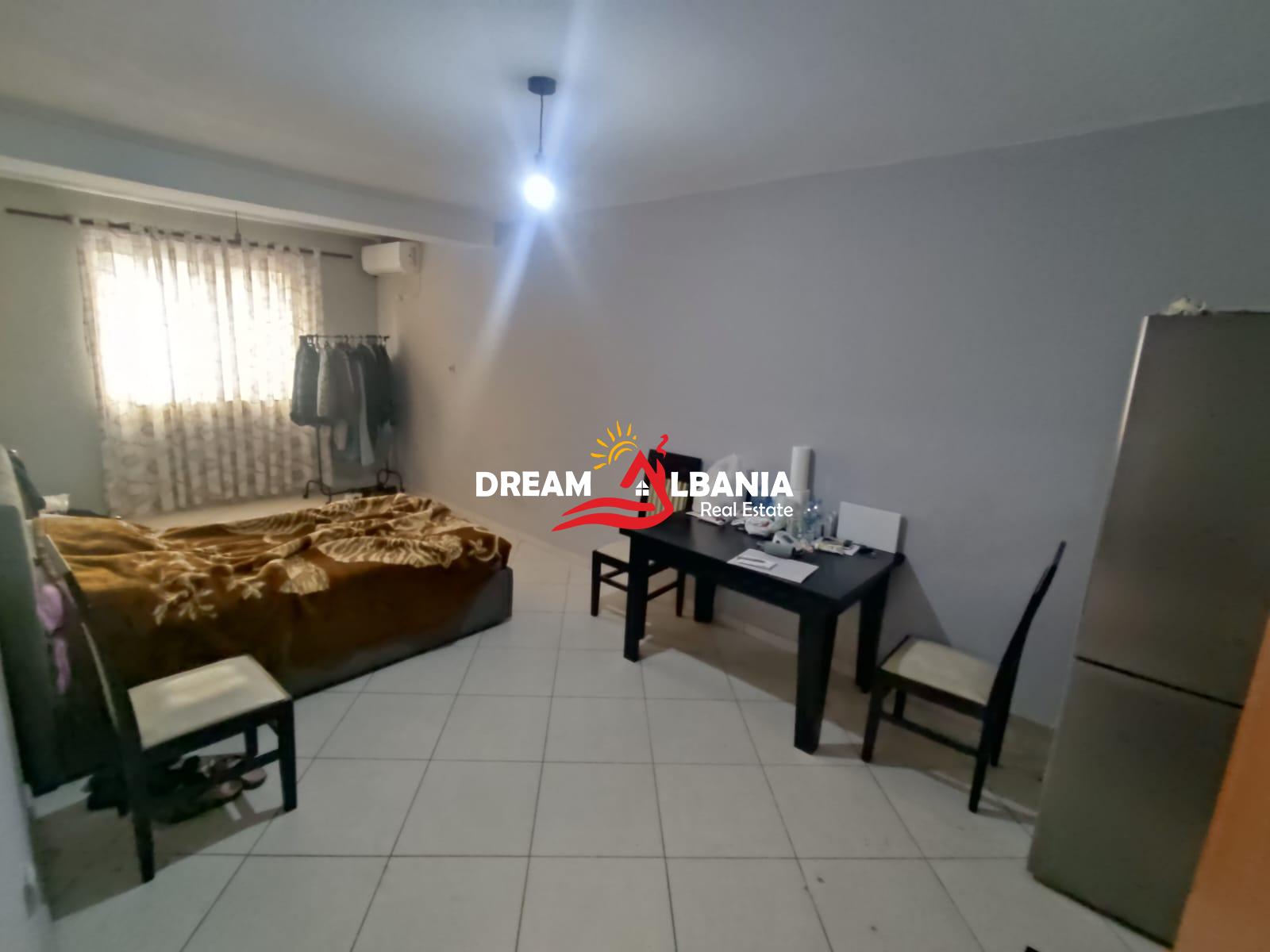 Jepet ambient me qera ne zonen e Bllokut prane Rruges Vaso Pasha (ID 42611535)