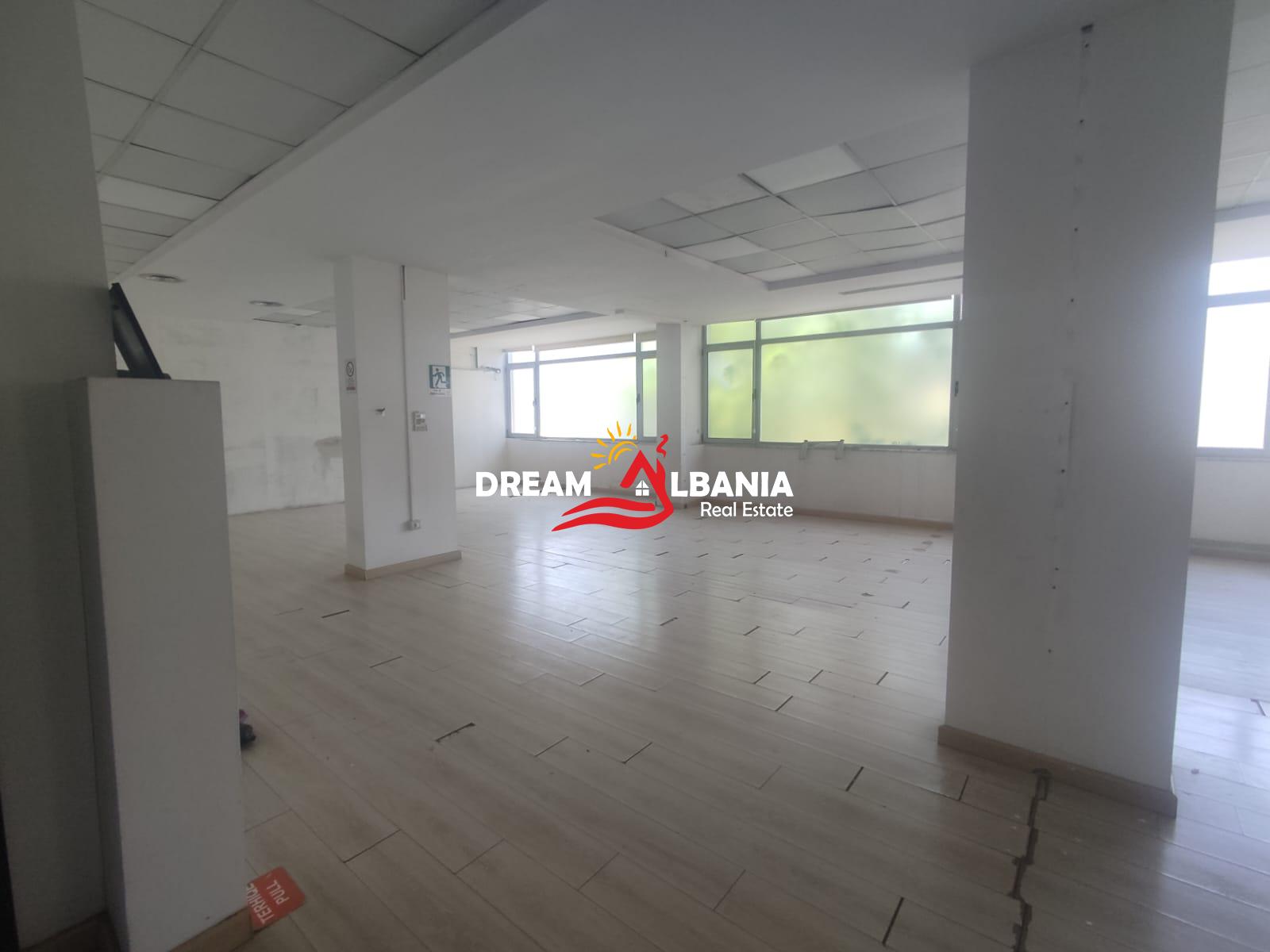 Selman Stermasi Stadyumu yakınındaki Blloku bölgesinde kiralık iş yeri (ID 42611545)